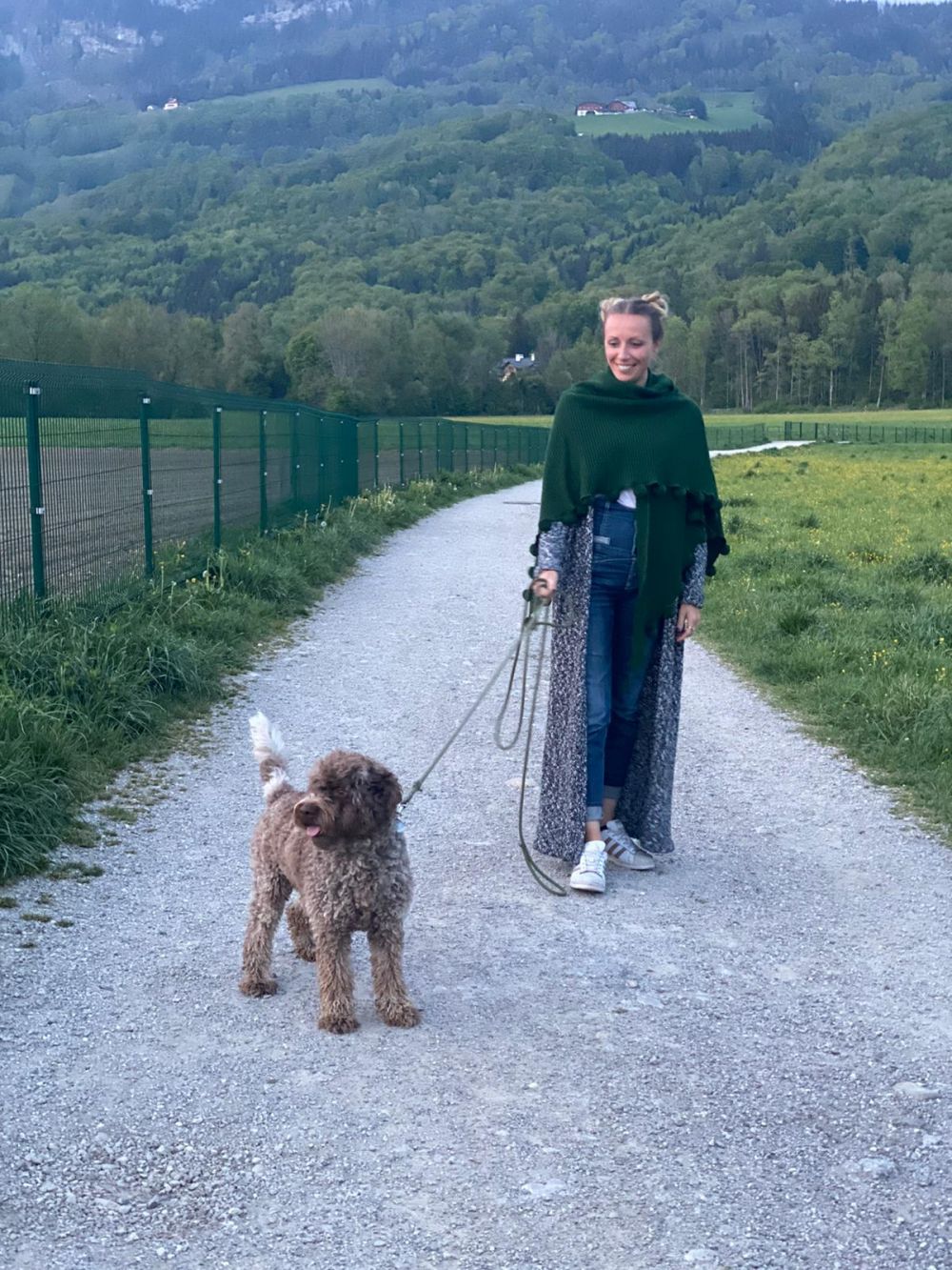 Gastgeberin Betty mit ihrem Hund beim Gassigehen