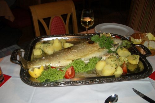 Selbst gefangen und frisch zubereitet für das Abendessen im Hotel Almrösl