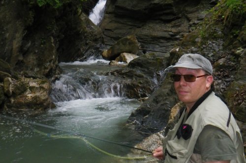 Fliegenfischer steht vor einem tiefen Dump