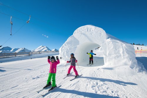 Kinder fahren Ski im Großarltal